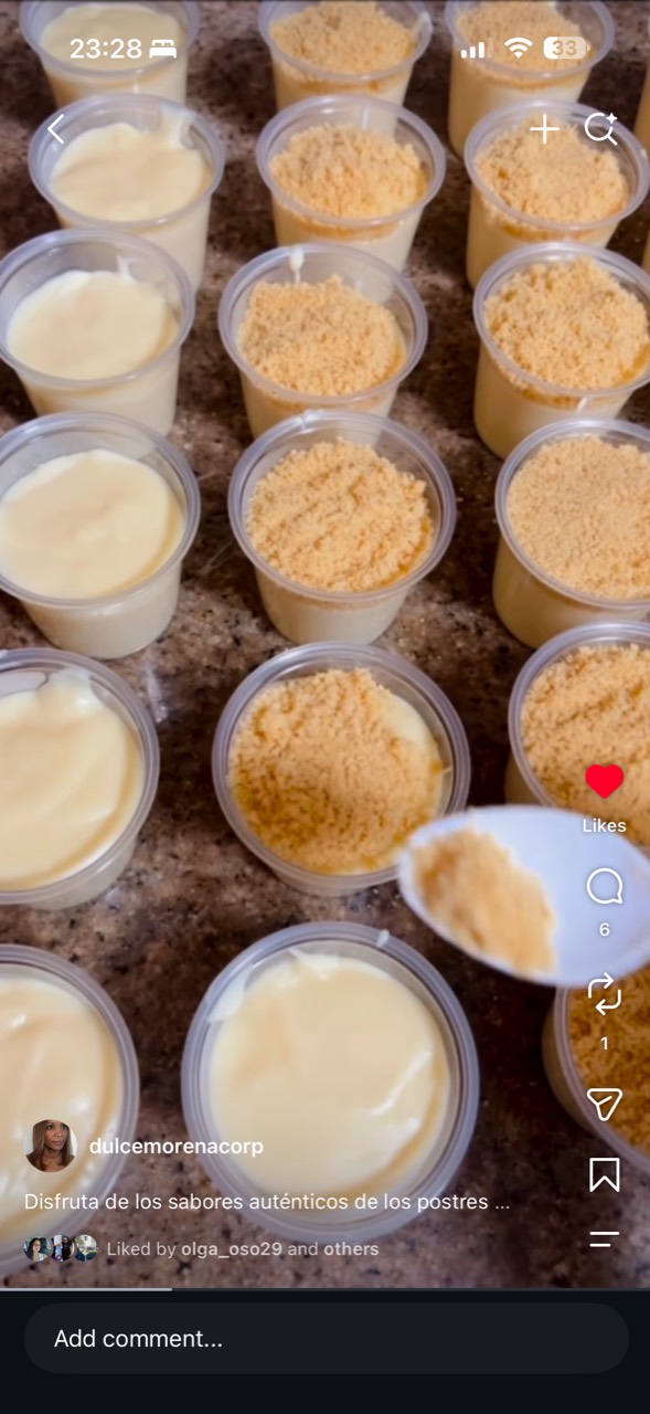 Vasitos de natilla, algunos con galleta desmenuzada
