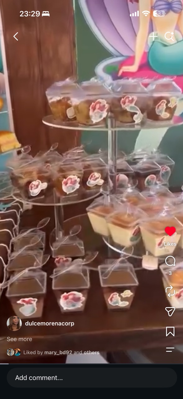 Vasitos de natilla de chocolate y vainilla en una mesa de evento