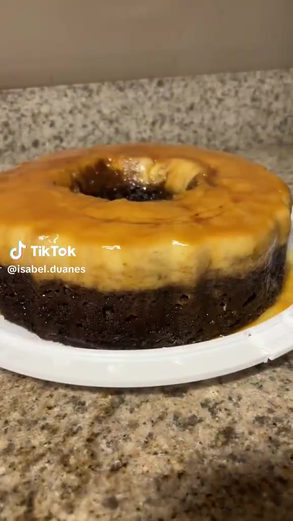 Choco flan de Dulce Morena con una capa de flan sobre bizcocho de chocolate