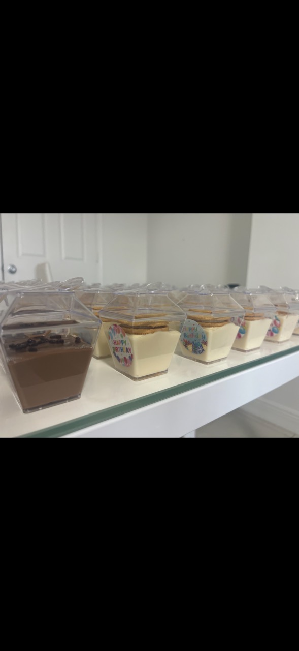 Vasitos de natilla de chocolate y vainilla con etiquetas de cumpleaños