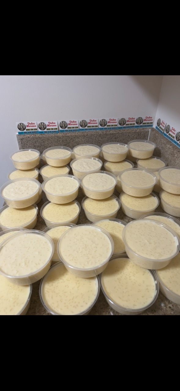 Arroz con leche de Dulce Morena en recipientes individuales, visto de cerca