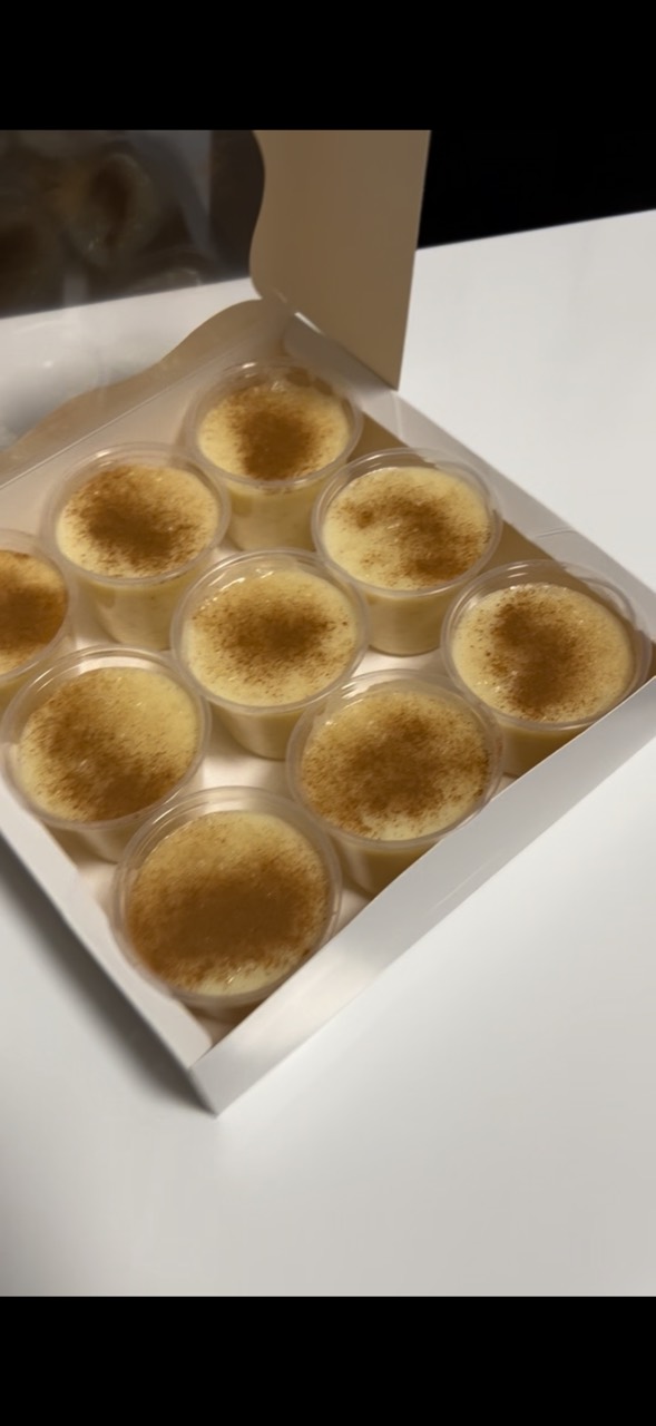 Vasitos de natilla de vainilla con canela dentro de una caja