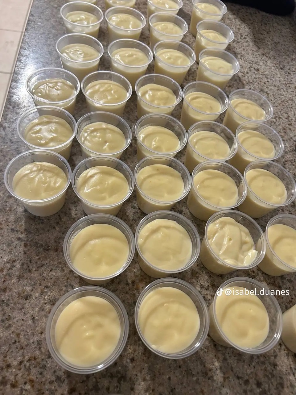 Vasitos de natilla clara sobre una encimera